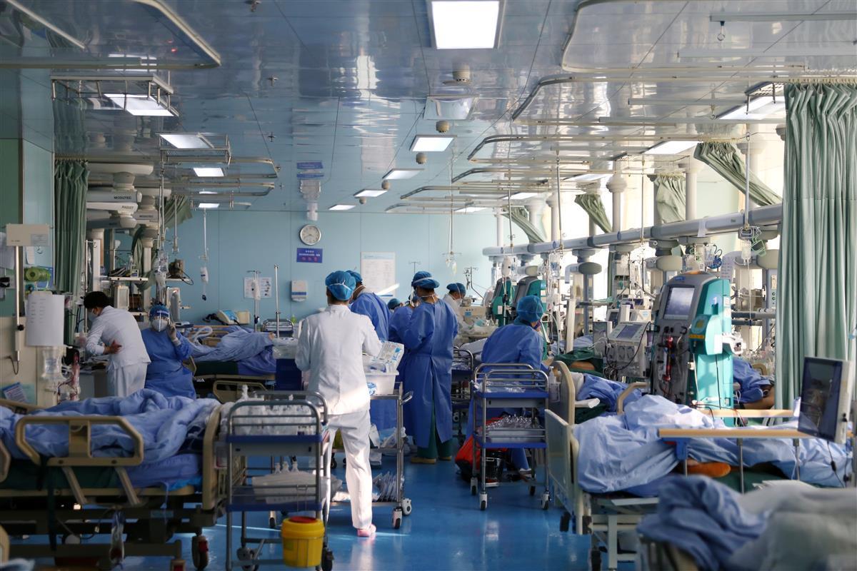1月7日,十堰市太和医院中心icu病区里,医护人员各司其职,忙碌在各个
