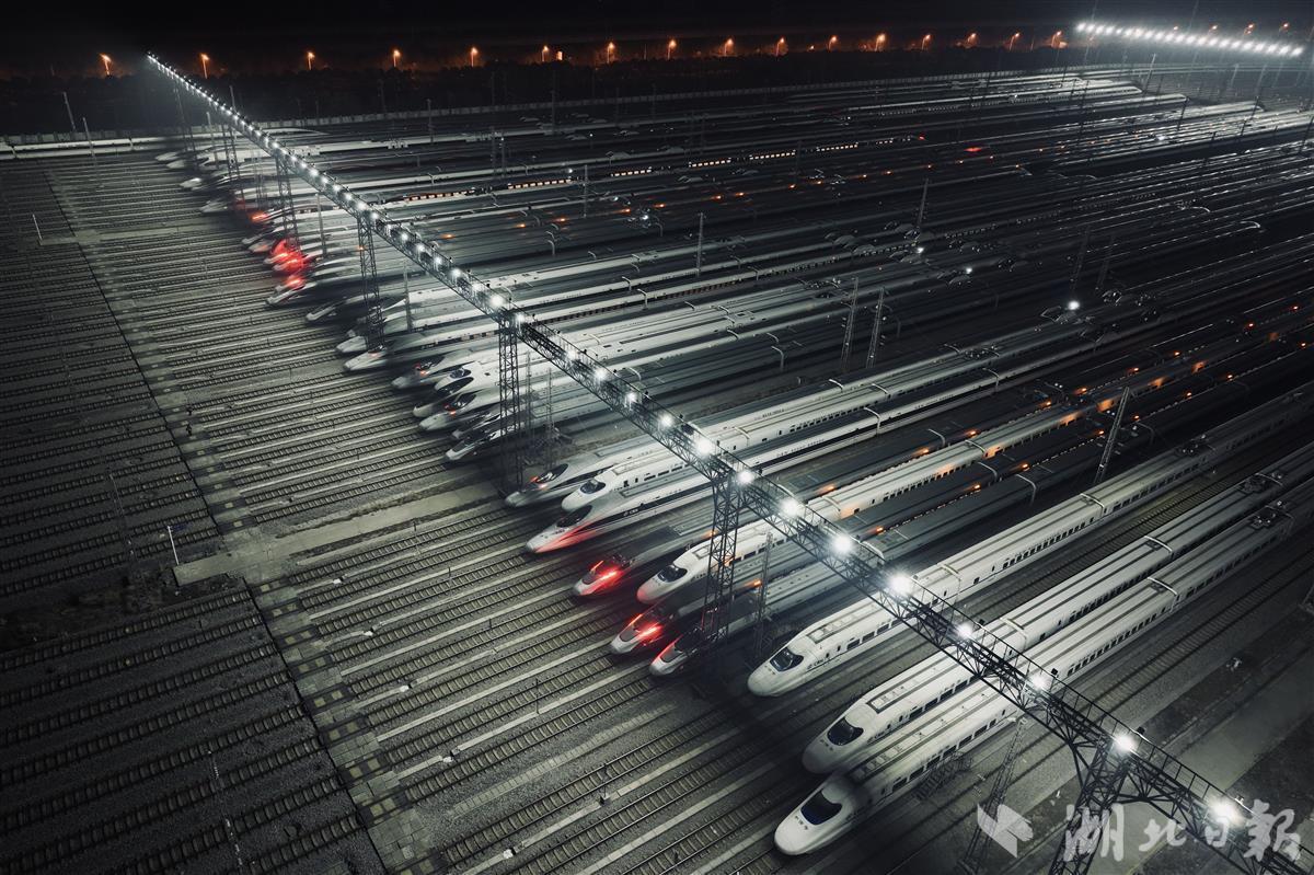 湖北日报讯(通讯员胡杰,王琪)1月6日深夜,武汉动车段近千名干部职工