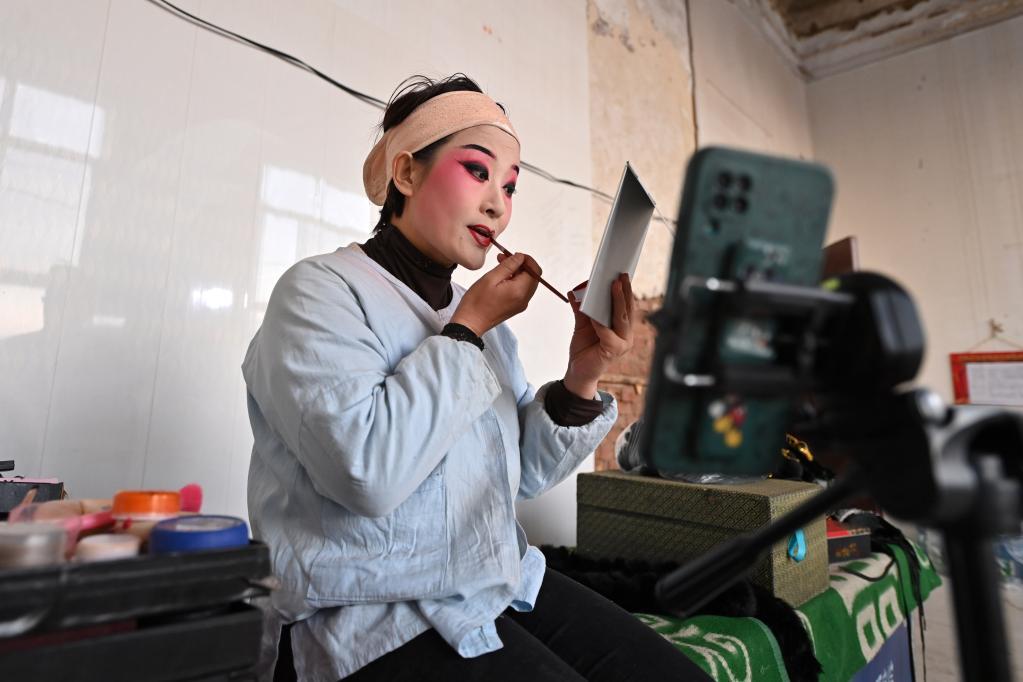 太原市晋剧艺术研究院实验剧团演员在后台直播化妆