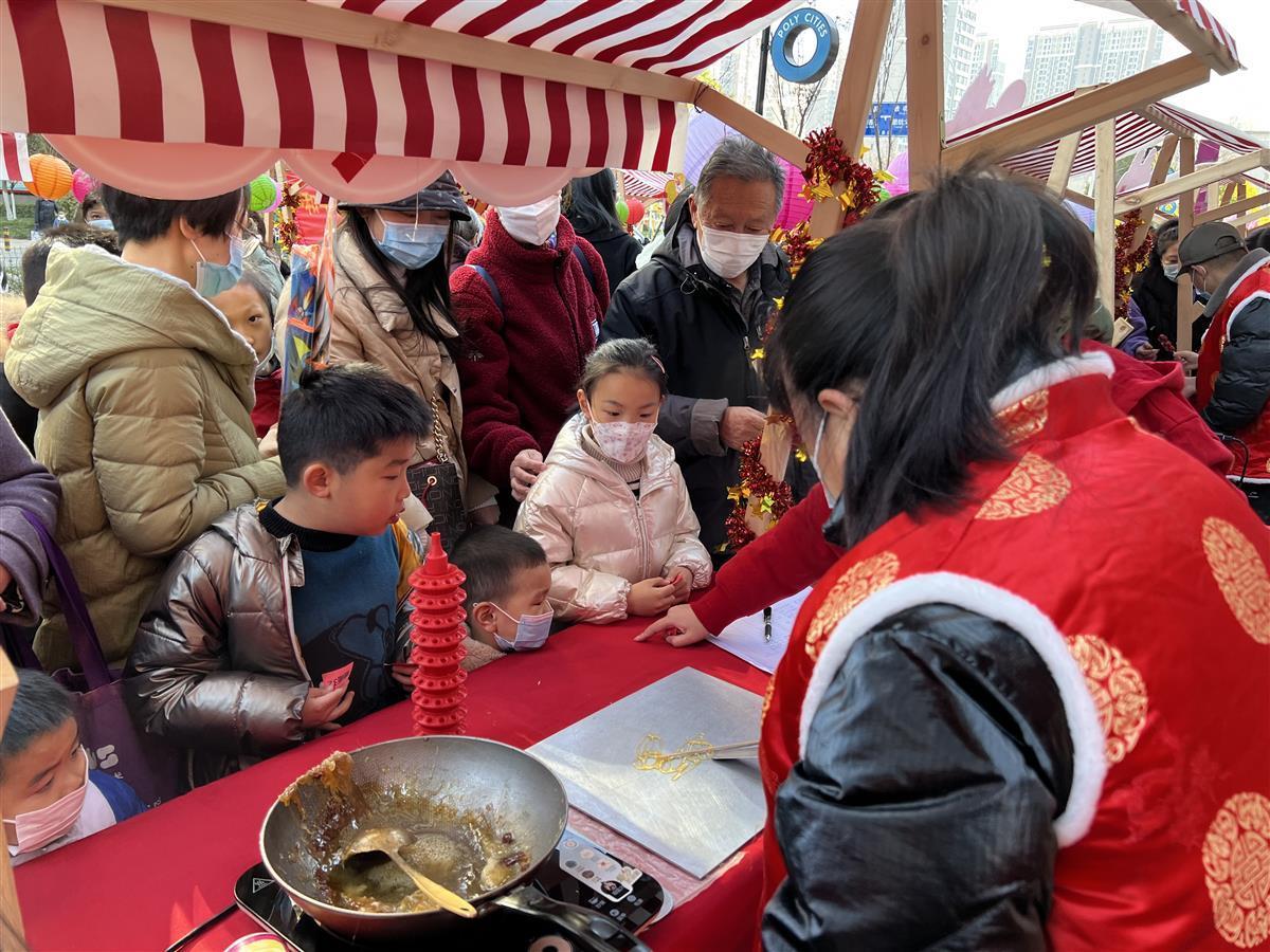 庙会里设有画糖画,棉花糖,糖葫芦,兔子灯笼等打卡摊位,小朋友和大人们