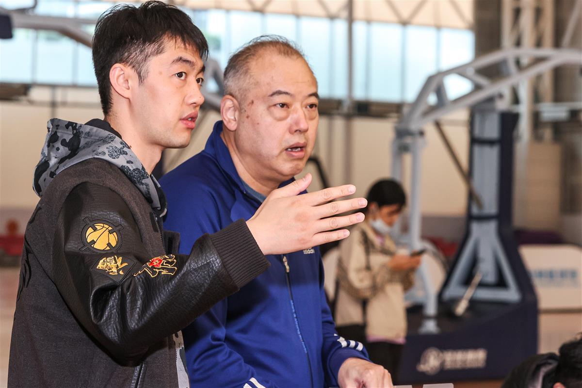 歪把子机枪张勇军的篮球公开课火力十足