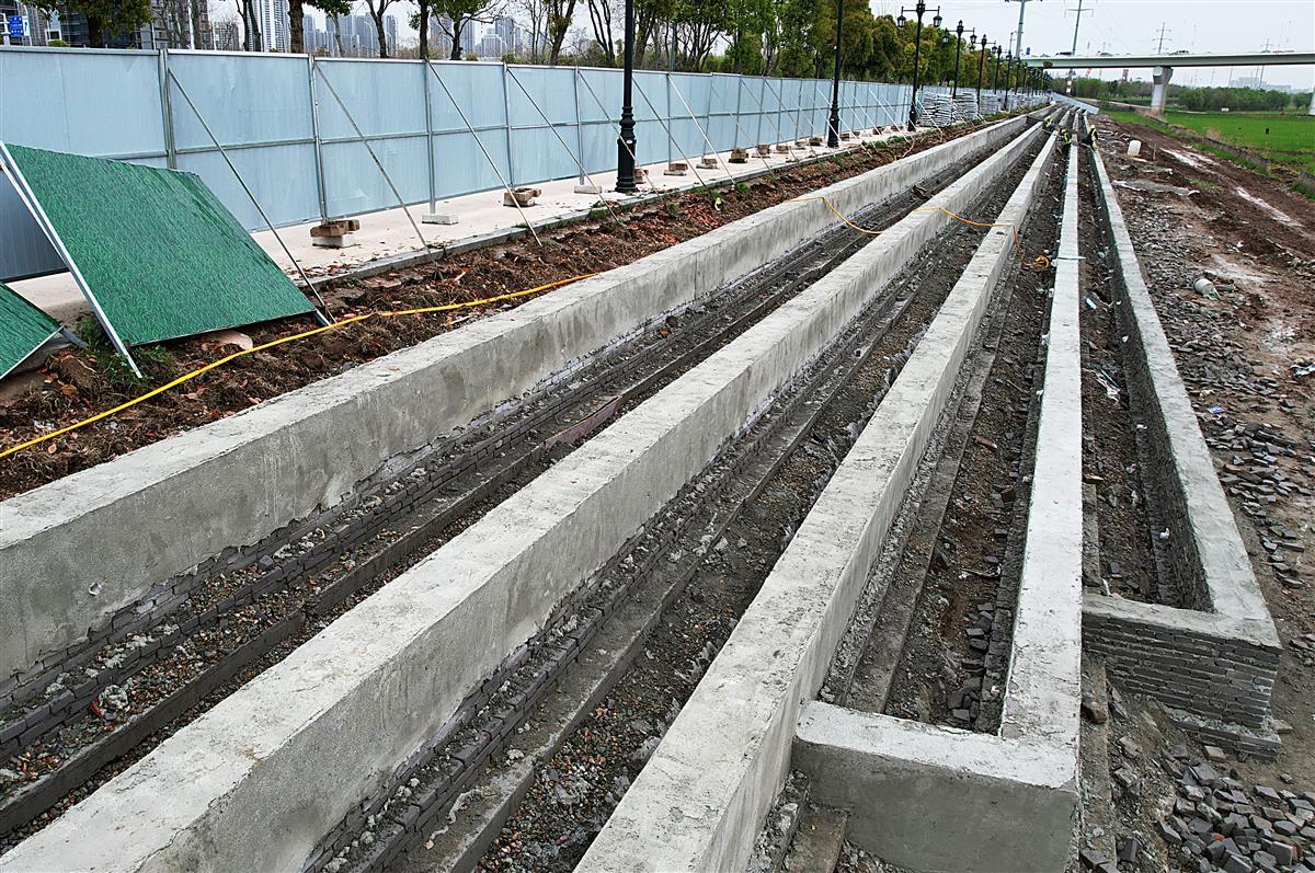 防洪墙是由原来的护坡改造而成,防洪墙为阶梯式,每级高近1米,长1500米