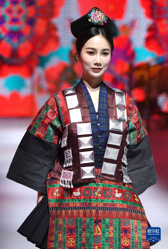 模特在广西南宁市广西文化艺术中心展示民族元素服饰(4月24日
