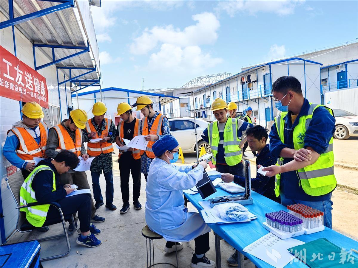 为工友免费体检中交二航局这个项目部体检进工地