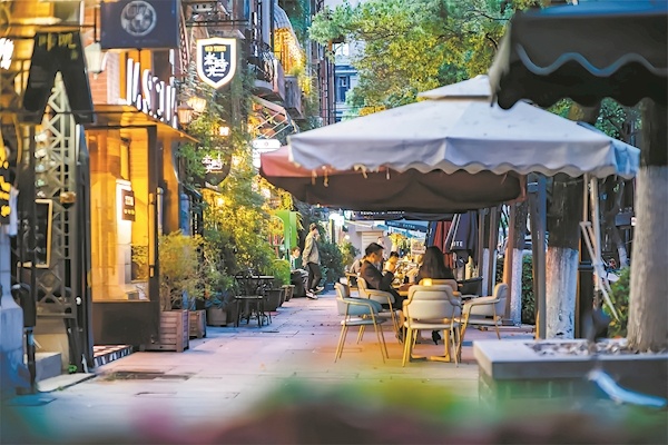 推行环卫精细化作业让慢生活街区更洁净汉口黎黄陂路有支橙色护卫队