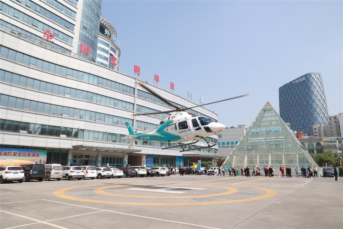 4月27日,十堰市人民医院救援直升机首次飞赴陕西省宝鸡市岐山县开展