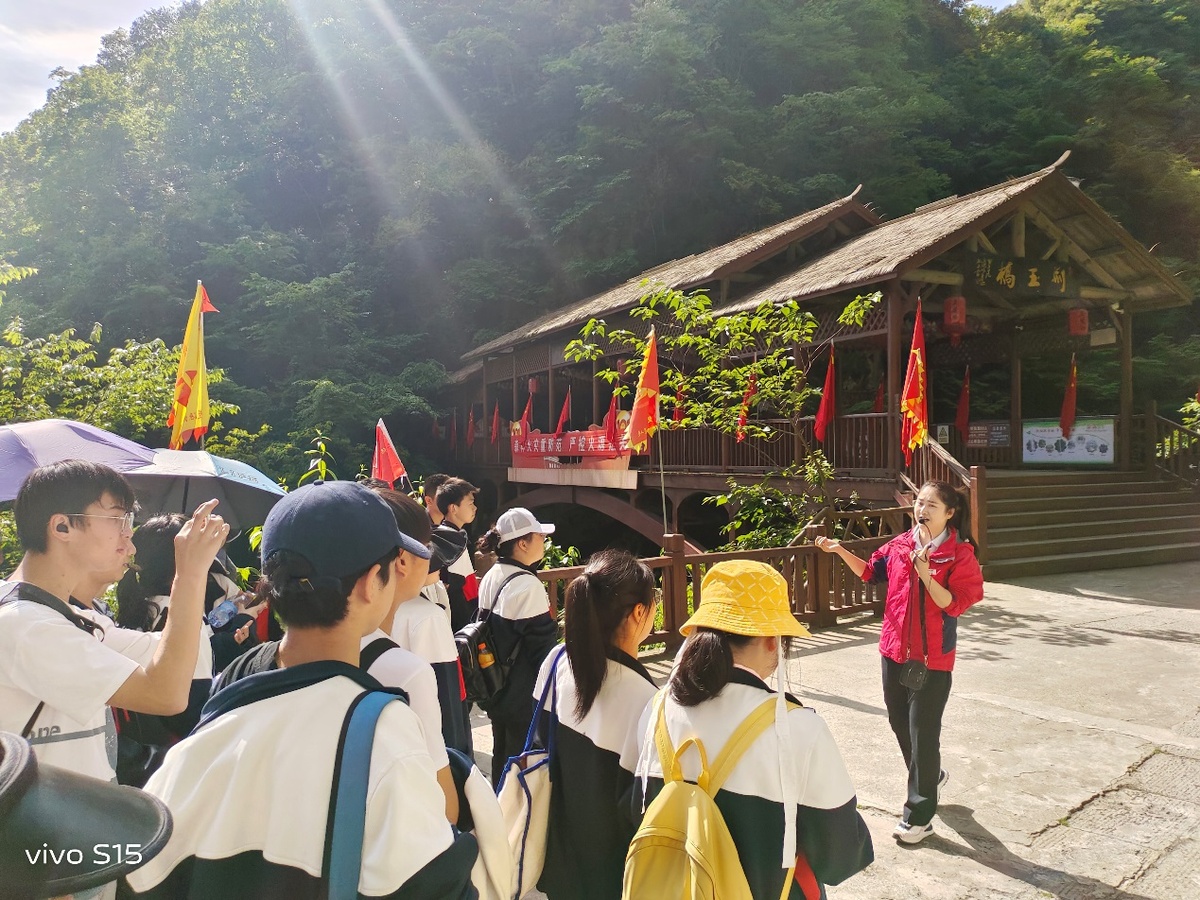 保康42名学生模拟体验准导游