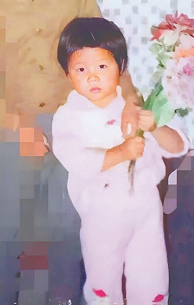 杨佳一(中)和4名寻亲志愿者合影(从左至右分别为孔栋,王力,马水峰