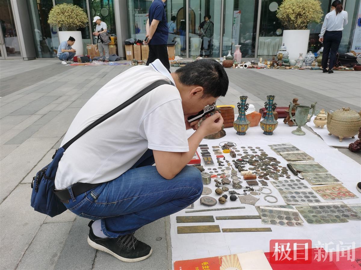 300多位收藏家古城摆摊荆州市民近距离欣赏各类古玩艺术品