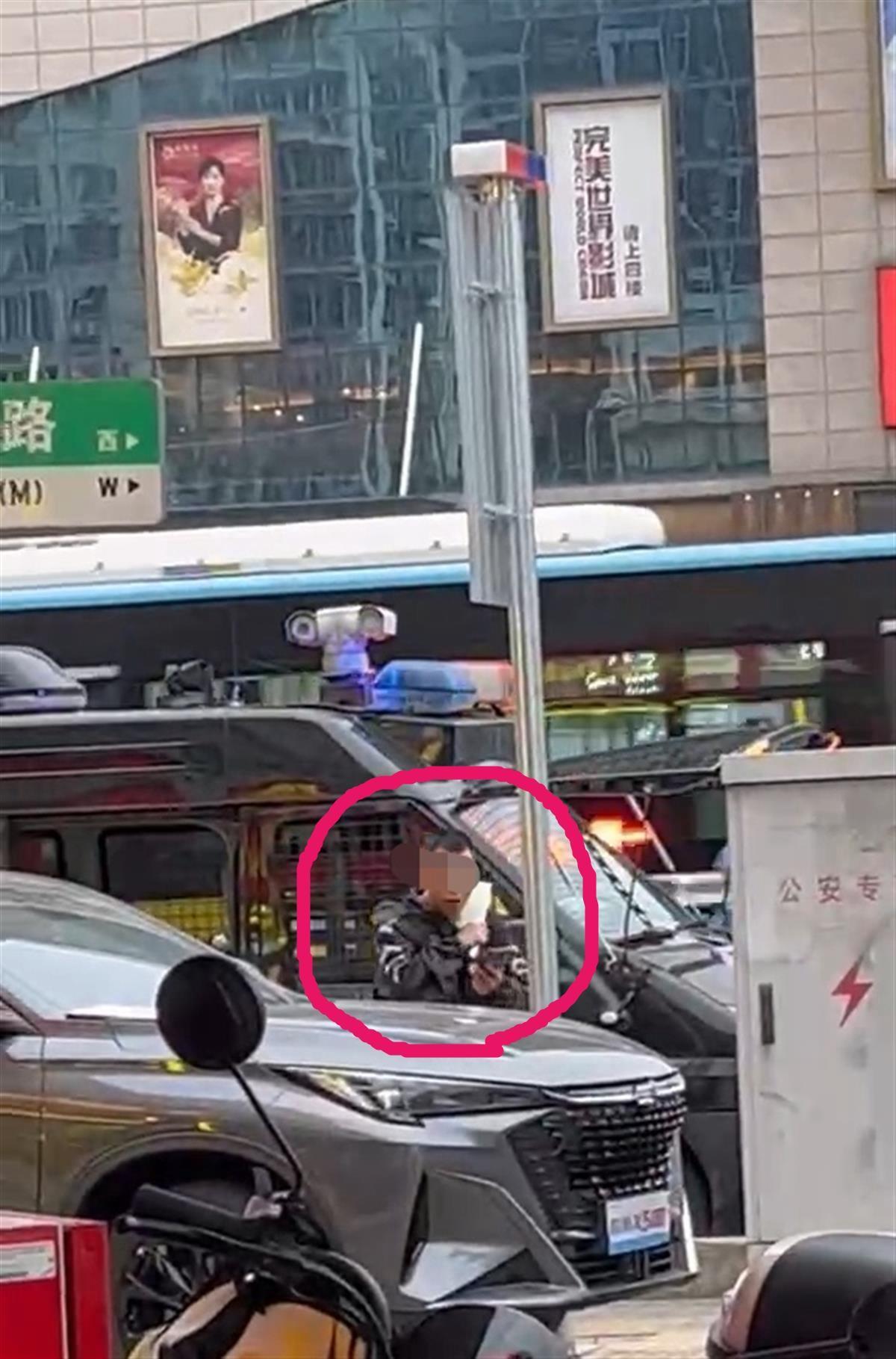 长沙一小伙进餐馆抢走一把菜刀架自己脖子上与警方对峙