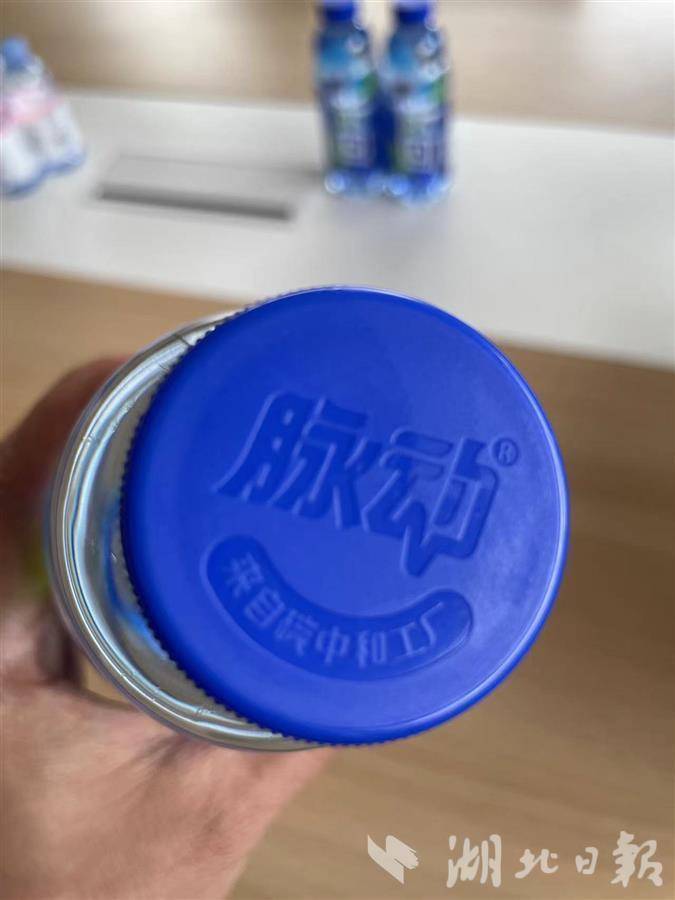 近13年间,脉动曾5易包装,从外形看均万变不离其宗:动感的蓝色瓶身