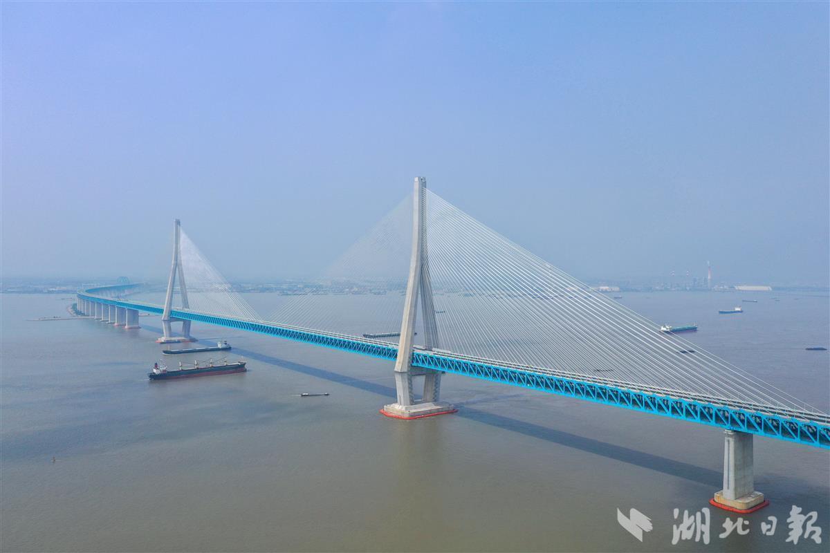 在"高铁脊梁"的高速铁路桥梁领域,大桥局引领着不断向大跨,重载,轻质