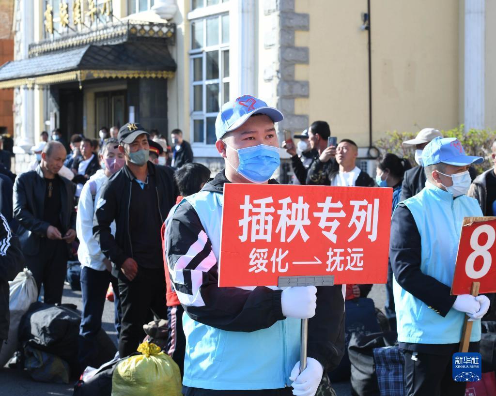 5月6日17時,k5151次列車從黑龍江綏化站駛出,來自綏化等地的400餘名