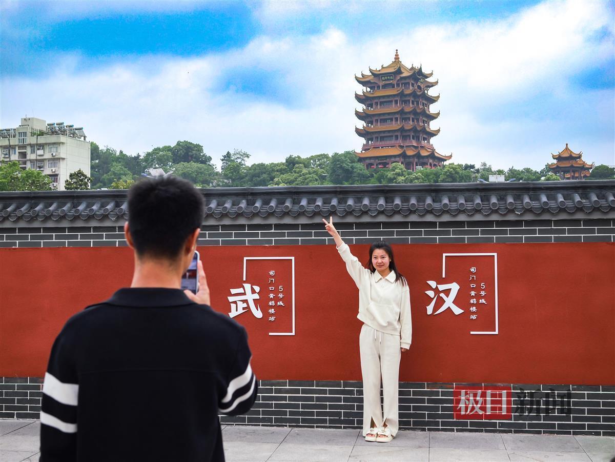 钟意武汉网红地铁司门口黄鹤楼站红墙又上新了