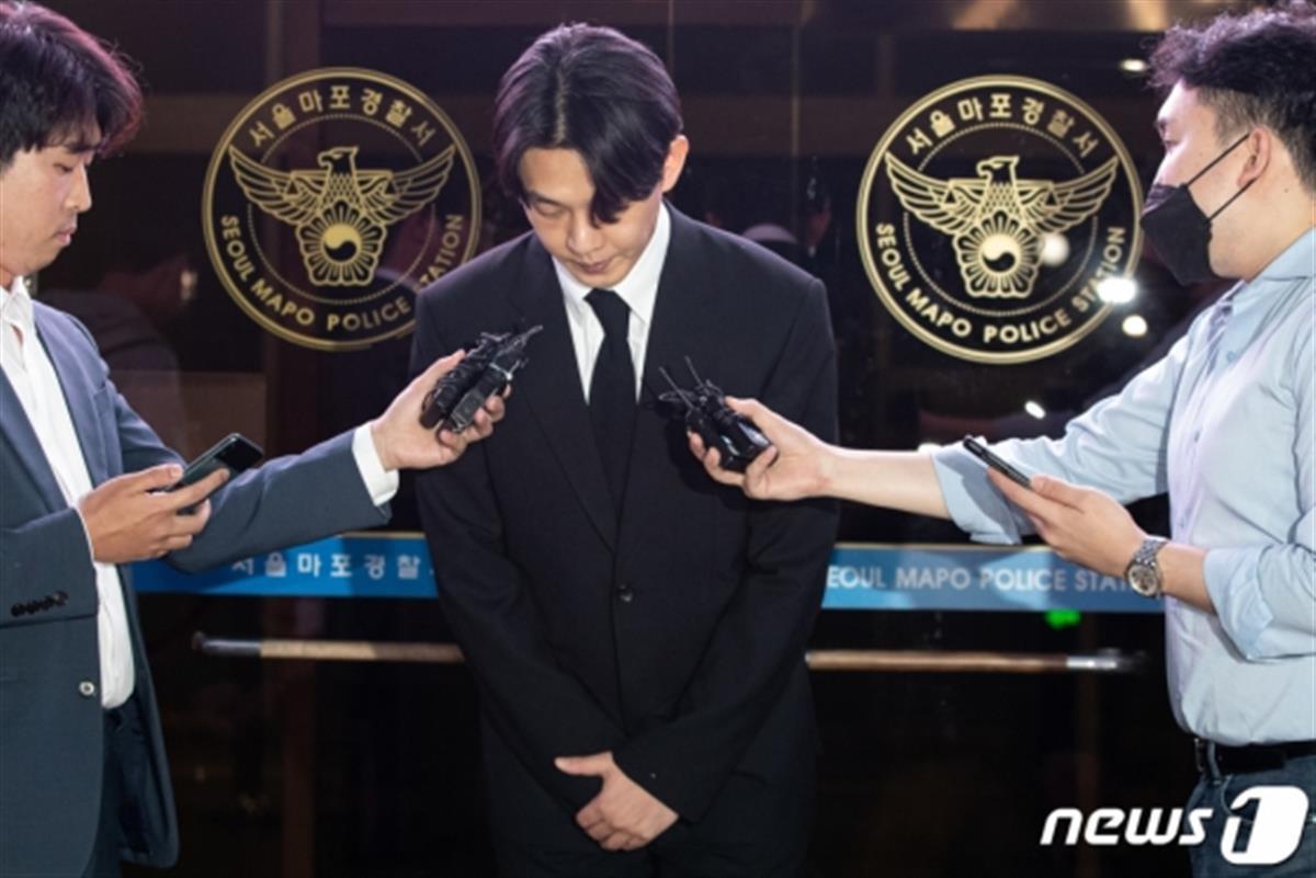 吸毒韩星刘亚仁的逮捕令被驳回离开警察局后被人扔咖啡瓶泼水