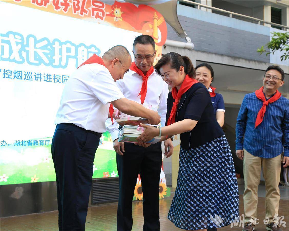 “人民英雄”张定宇与洪山师生共度“世界无烟日”-荆楚网-湖北日报网