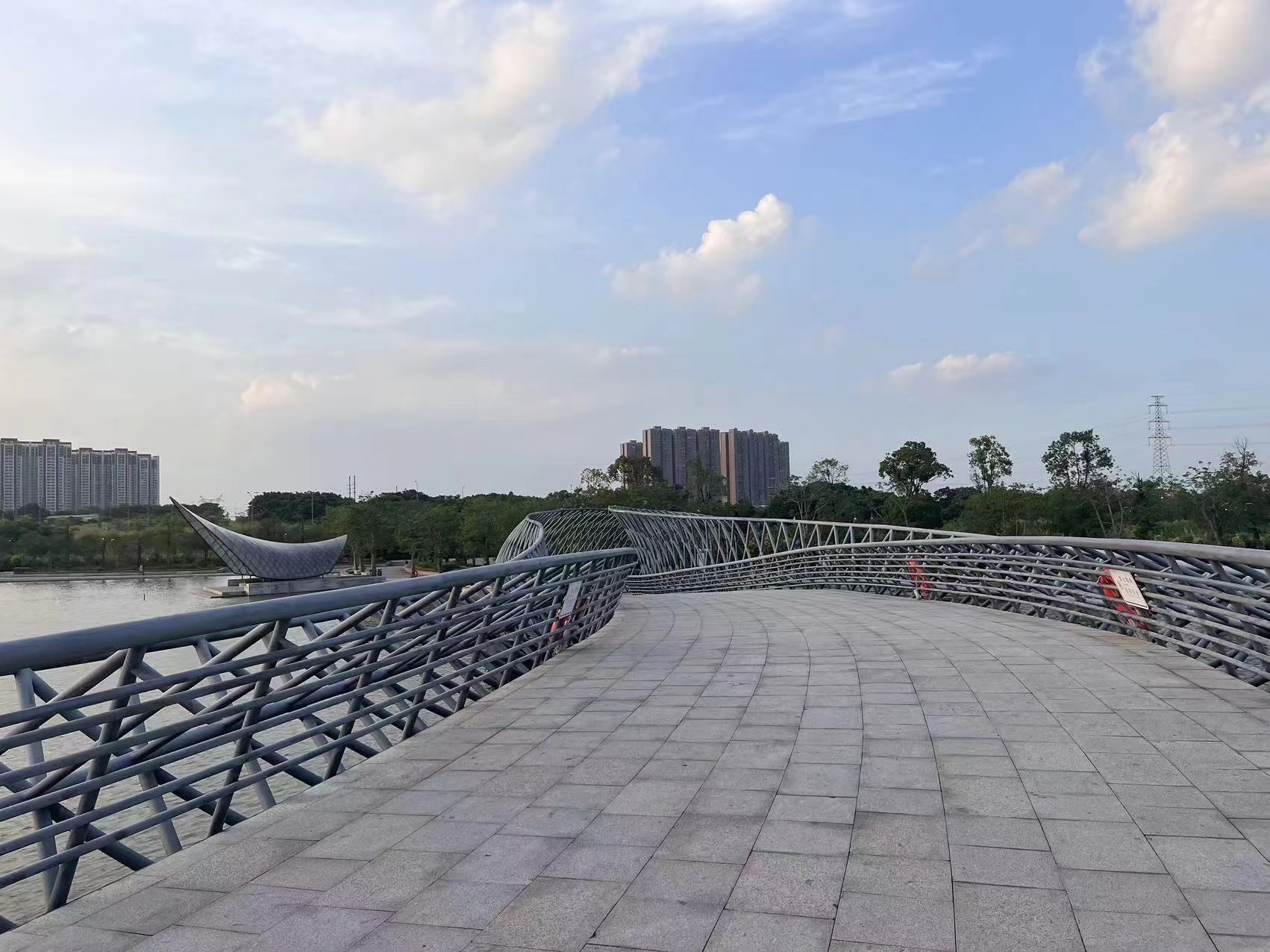 点赞!广东网友反映景区避雨处少 官方:已加设户外伞更好服务群众-荆楚网-湖北日报网