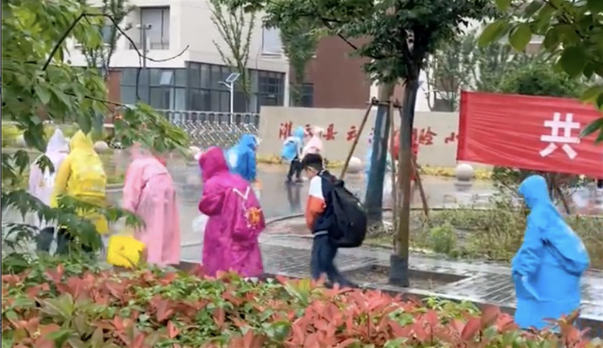 学生没穿雨衣就不让打伞进校?校方:可以进,雨伞存在安全隐患,提倡使用雨衣-荆楚网-湖北日报网