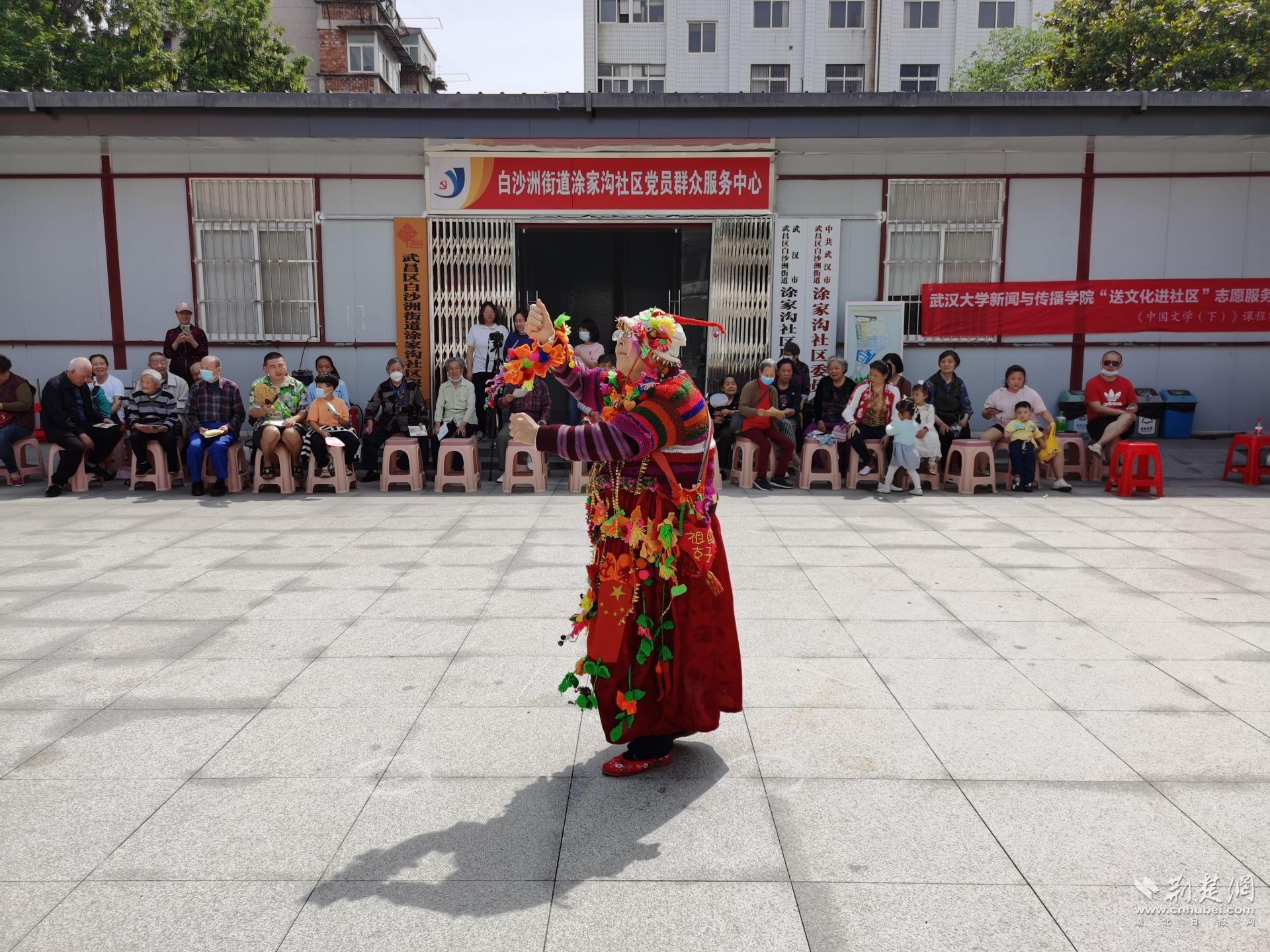 社区居民即兴表演.jpg.jpg