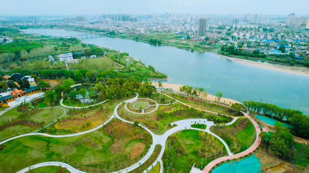 初夏清晨,整个安陆府河段笼罩在柔和的晨光中,放眼望去,碧波无边,山峦