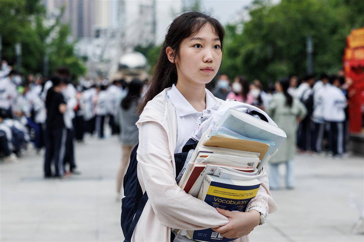 纸飞机放飞愿望祝福墙挂满心愿武汉一中高三学子告别母校