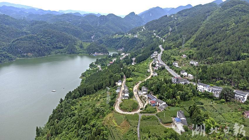 端訊(通訊員 譚華)6月23日,恩施市崔家壩鎮南里渡,青山蒼翠,碧波盪漾