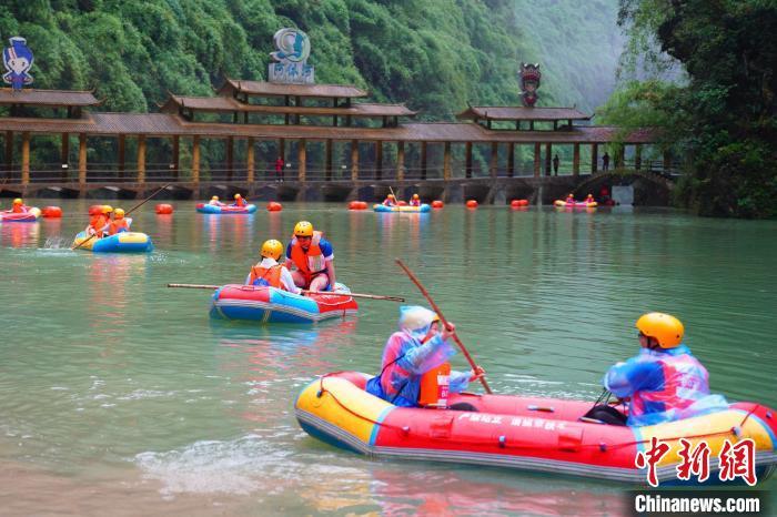 第十一屆中國彭水阿依河漂流大賽開賽三百餘名漂流高手一決高下