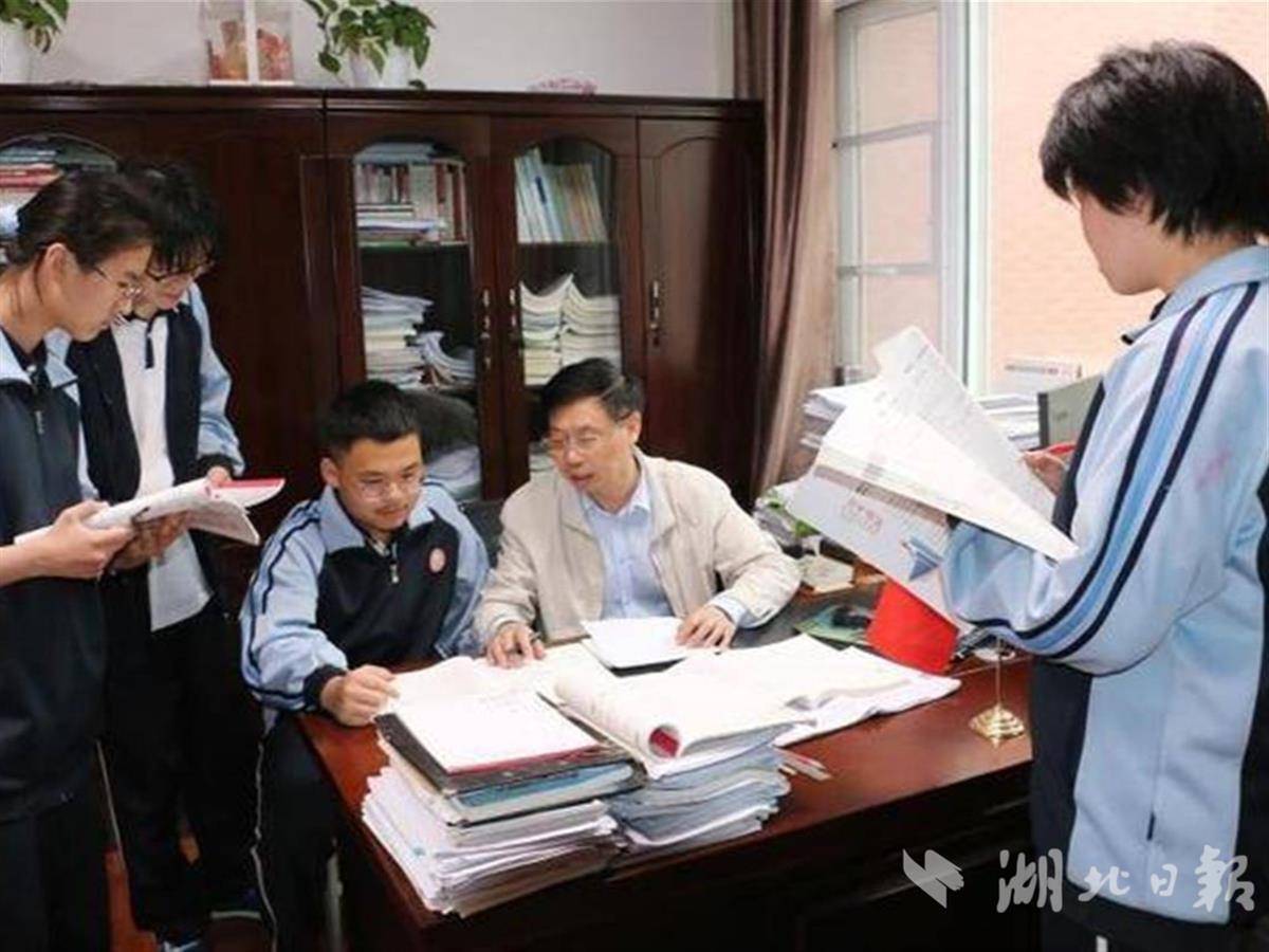 载,围着学生转,围着教学转,围着管理转……"陀螺校长"毛晓峰不曾停歇