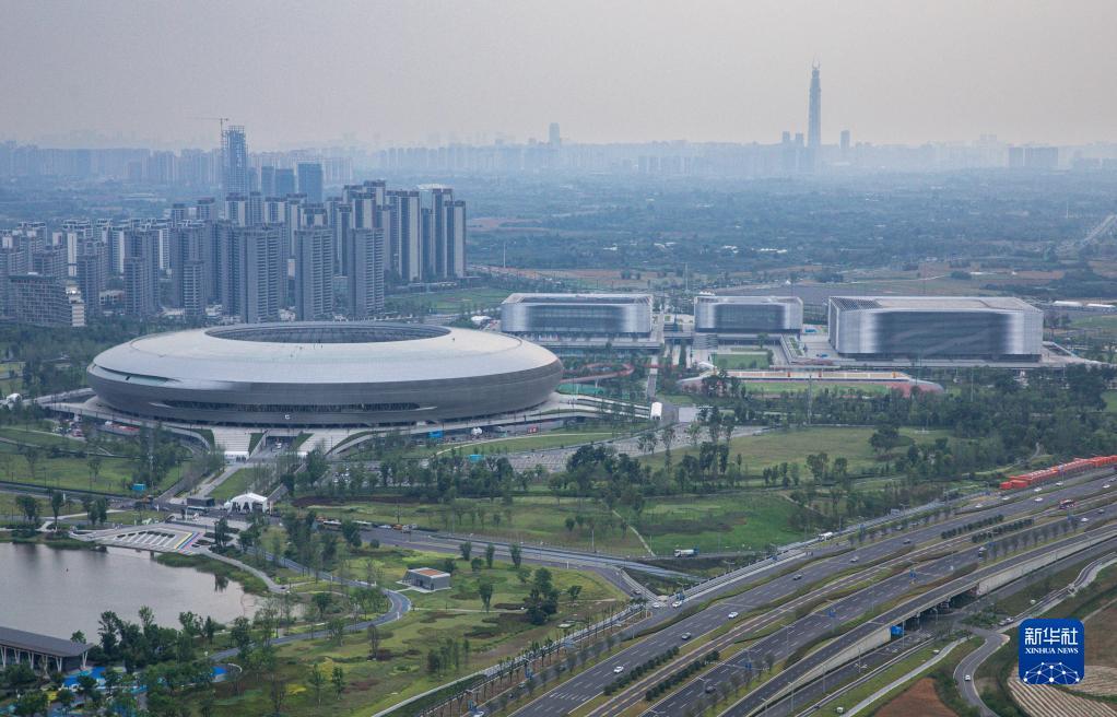 俯瞰成都大运会主场馆东安湖体育公园