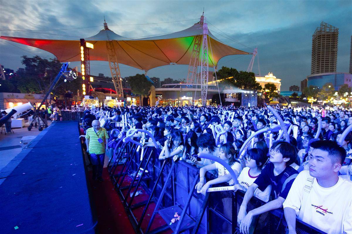 武汉欢乐谷及玛雅海滩水公园夜场全面开放