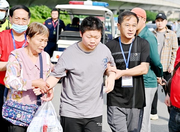 记者 邹浩 通讯员 汪文方6月7日早上8时,武汉市蔡甸区汉阳一中考点