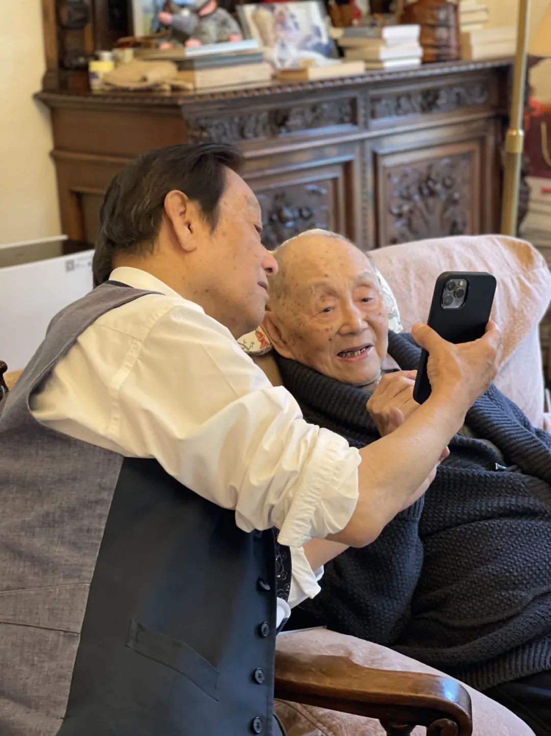 韩美林撰文回忆与黄永玉先生的师生情