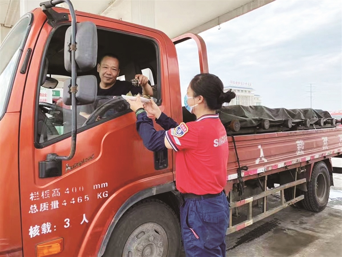 加油站里长途货车司机吃到了热粽子