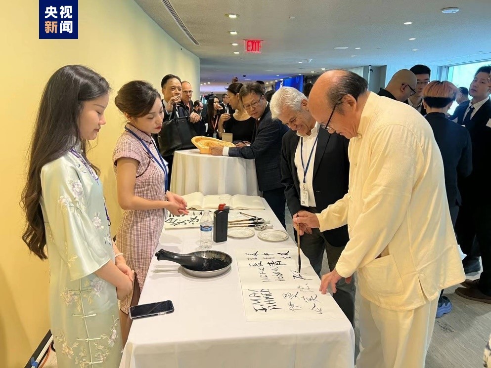 活动现场举行了书法,诗朗诵等表演展示(总台央视记者 徐德智 许 