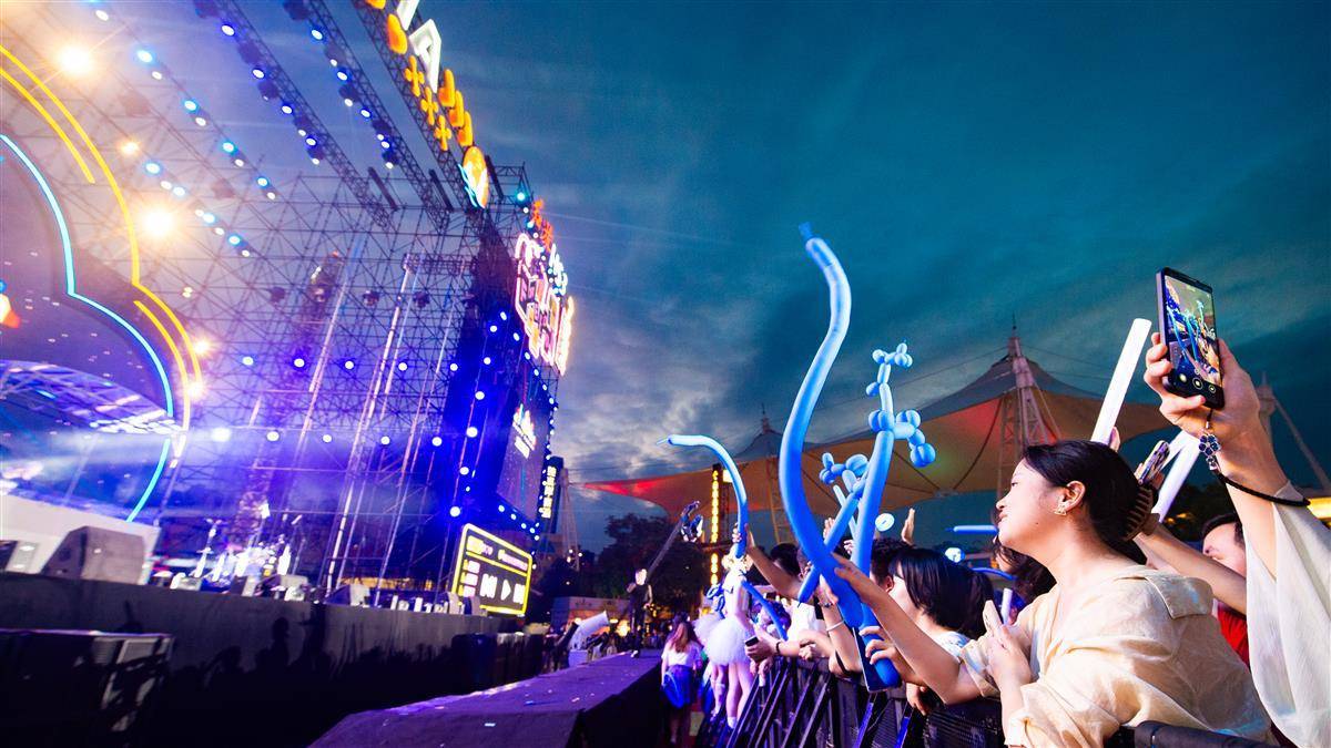 武汉欢乐谷及玛雅海滩水公园夜场全面开放