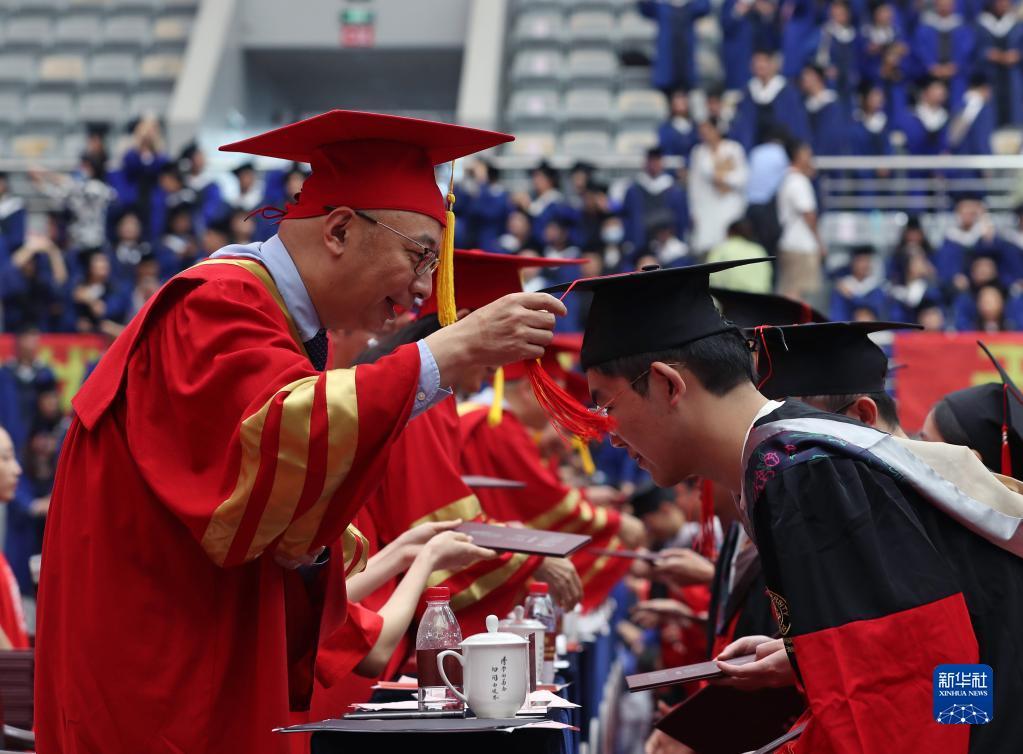 复旦大学举行2023年学生毕业典礼