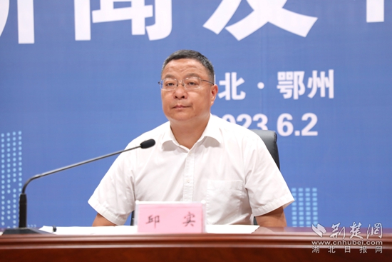 邱实介绍赛事情况.