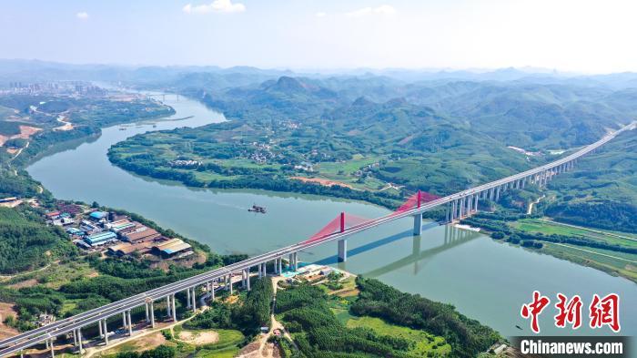 广西培森柳江特大桥换新装桥面沥青摊铺完成