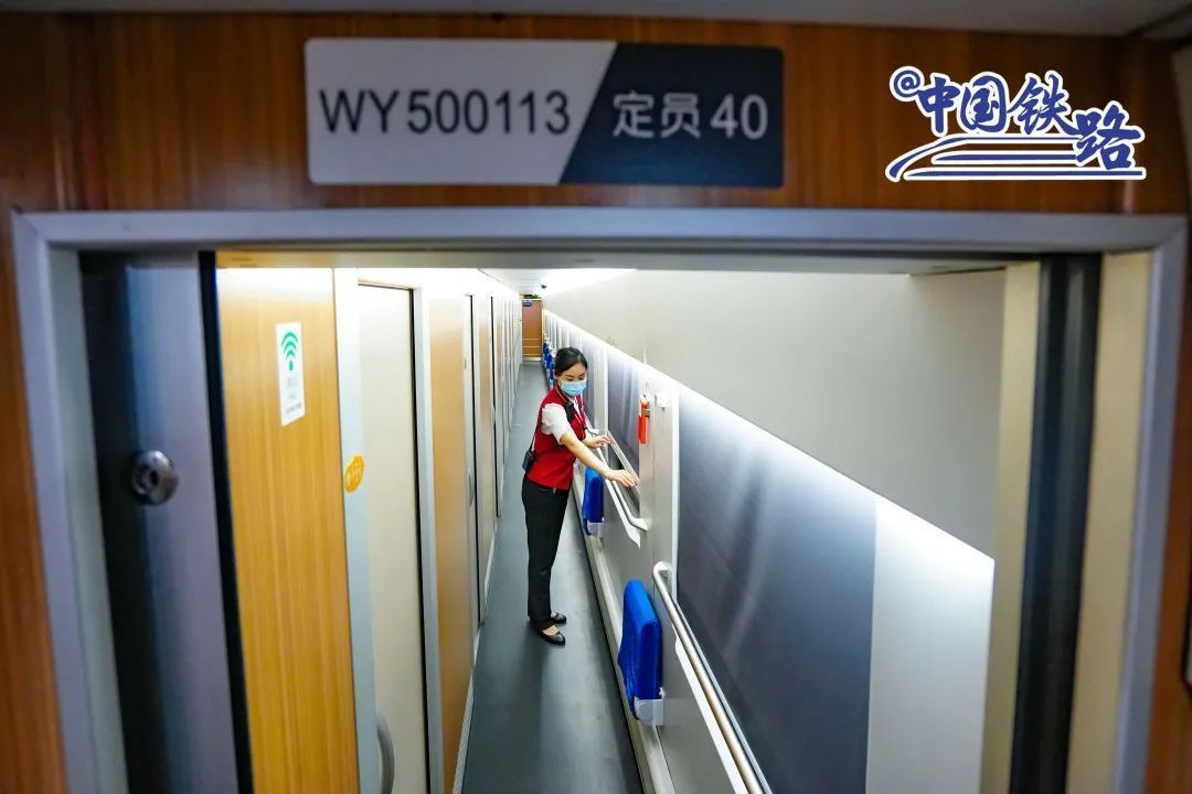 d705次列车使用的cr200j型复兴号动车组是复兴号动车组家族成员之一