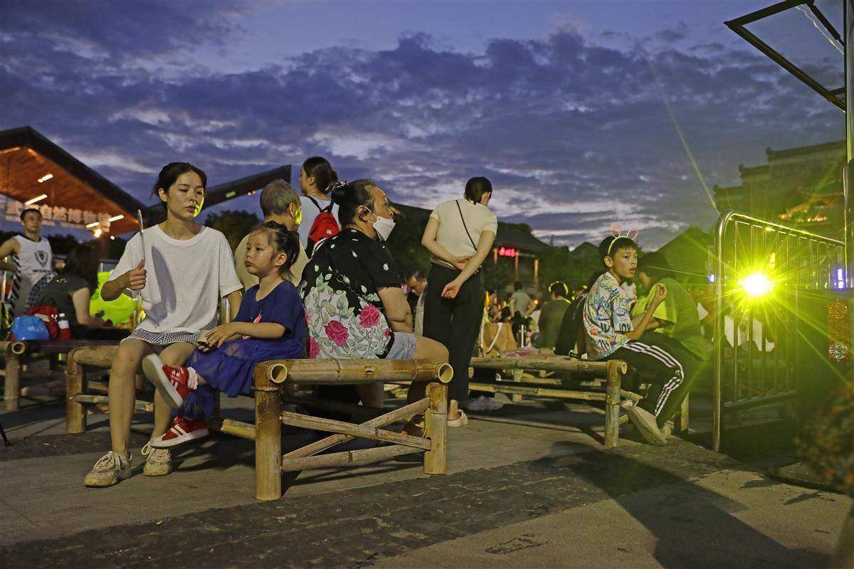 夏夜竹床阵里来纳凉