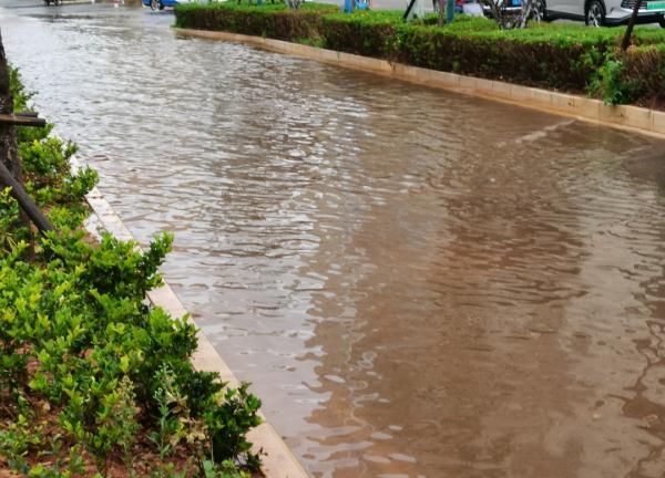 暴雨袭城!今早昆明多条道路淹水断交,最新情况