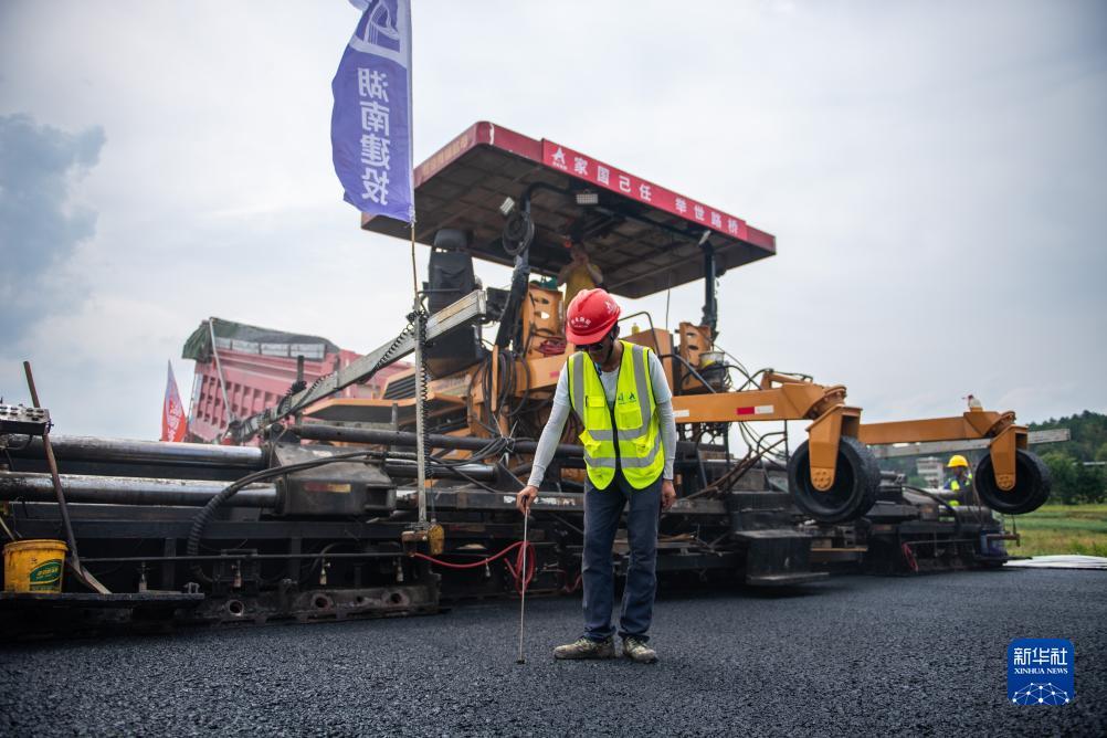 湖南衡永高速路面工程沥青摊铺全面展开