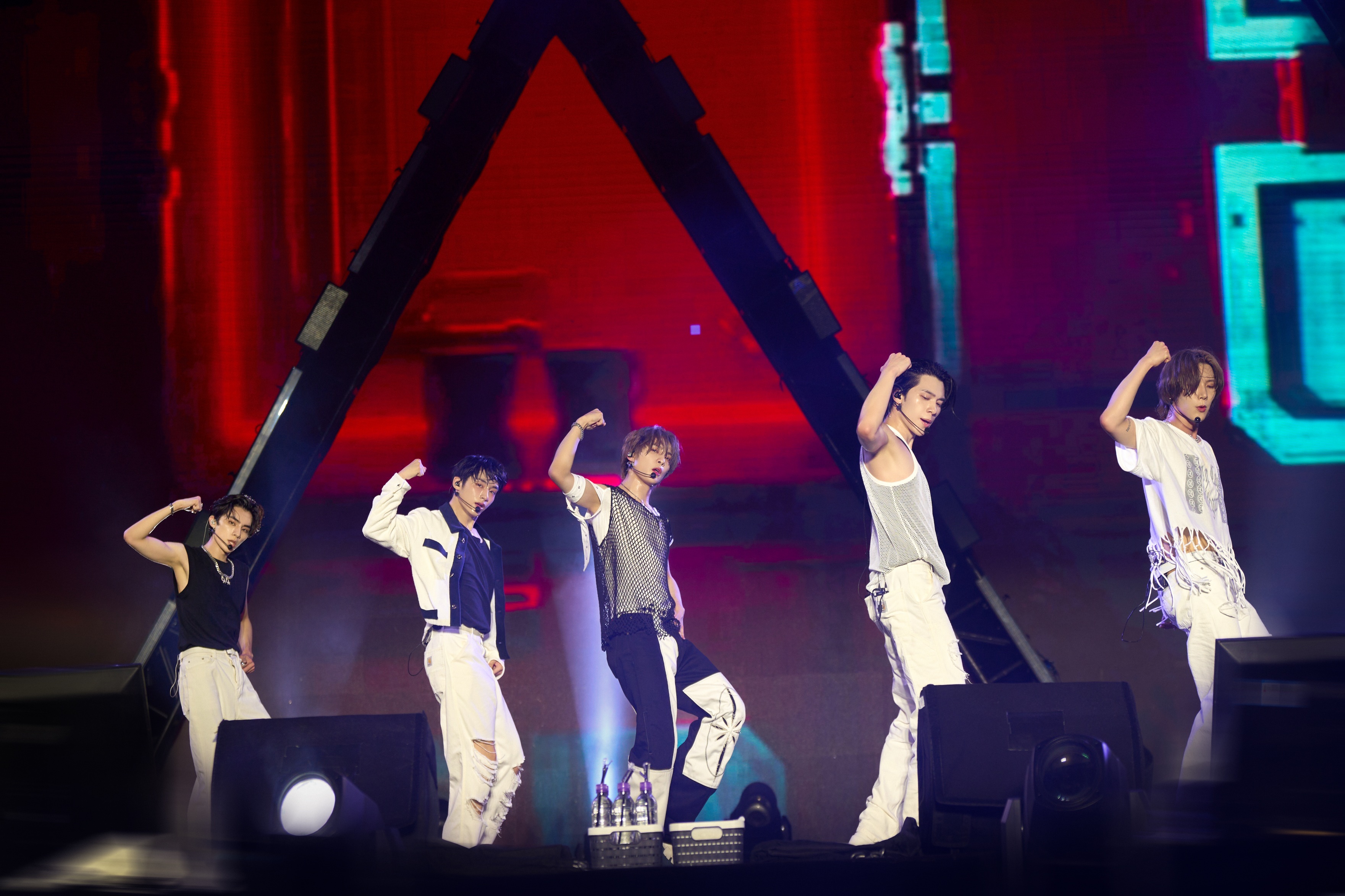 并带来组合于去年12月发行的迷你4辑主打歌《phantom》的精彩舞台