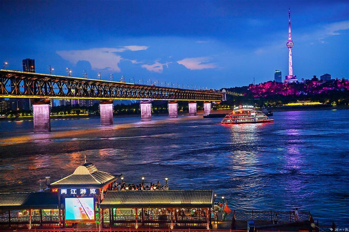 入夏以来,武汉"两江游览"为夜游人准备了丰富多彩的文旅与美食盛宴