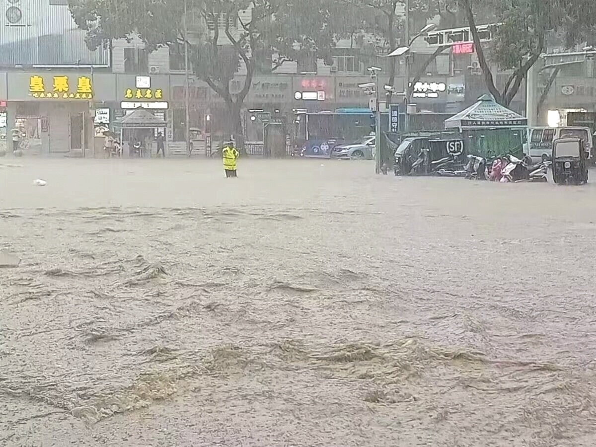 十堰暴雨图片