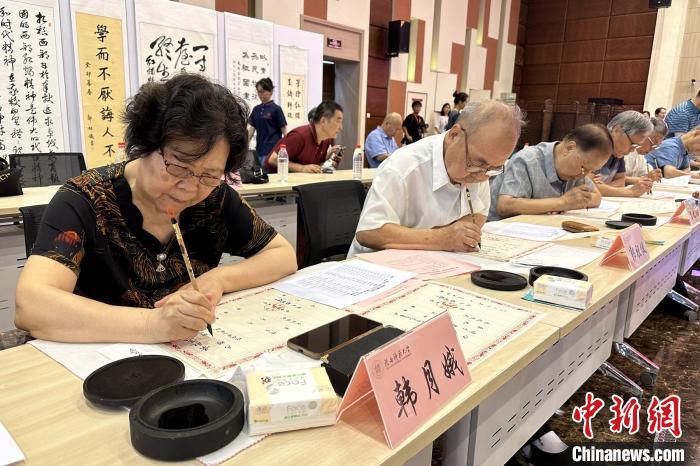 陕师大17年坚持老教授毛笔手写录取通知书以笔墨传师情