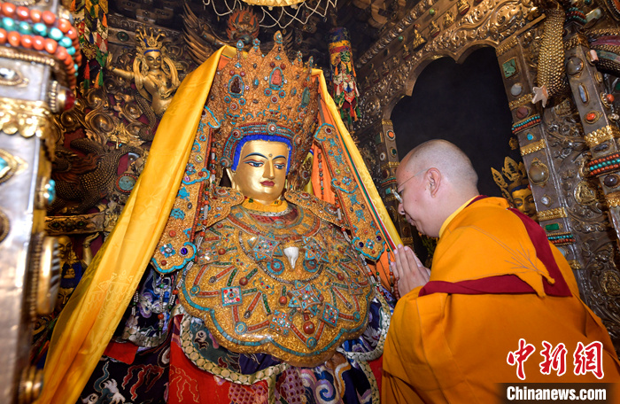 班禅在小昭寺礼佛讲经 勉励僧众以藏传佛教发展为使命