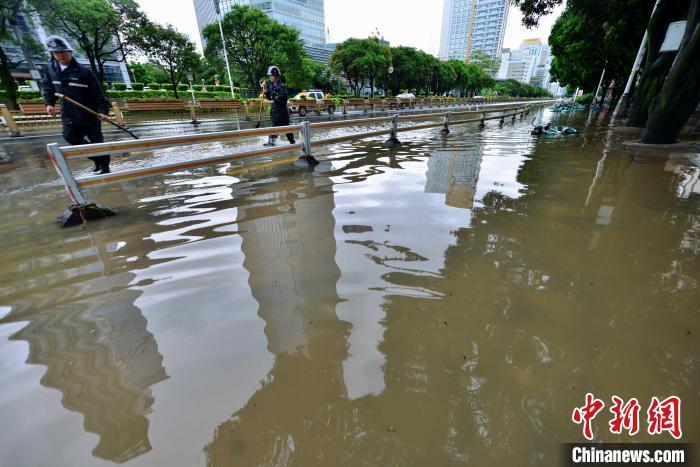 直击福州市区内涝多处受淹