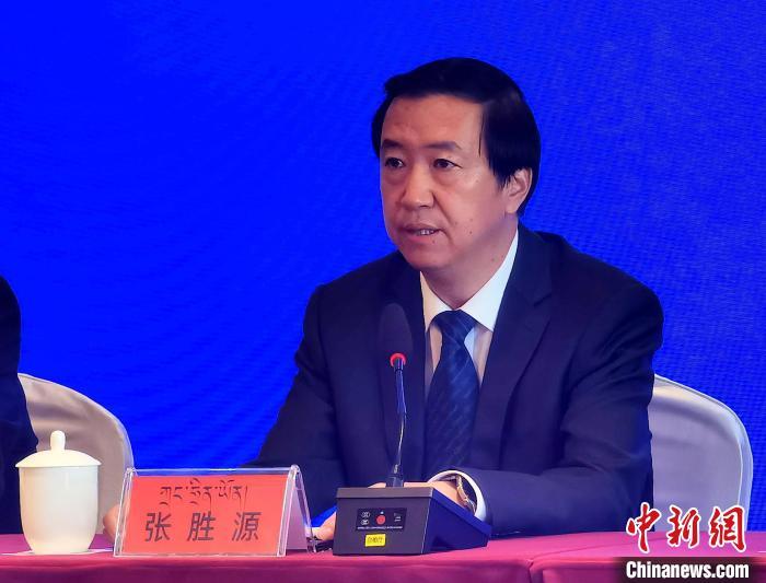 图为海北藏族自治州委副书记,州长张胜源介绍海北州70年来发生的巨大