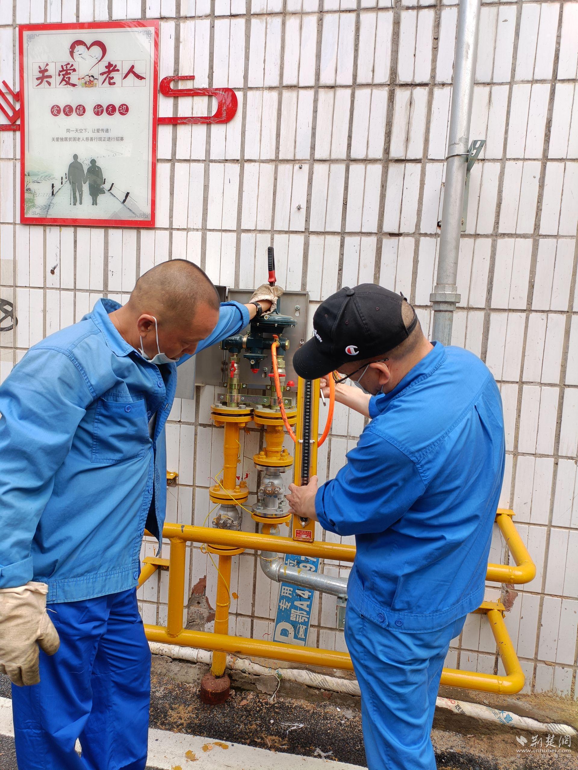 居民们脸上都挂上了喜悦的笑容,"从此我们告别了扛煤气罐上楼的时代了